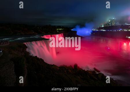 Il bordo delle Cascate del Niagara di notte illuminate da luci colorate Foto Stock