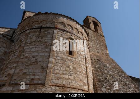 L'Abbazia di San Clemente al Vomano è un luogo di culto cattolico abruzzese che sorge sulla sommità di una piccola collina, non lontano dalla Guardia Vomano di N. Foto Stock