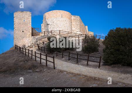 Castello di Jadraque sulla cima della collina in un giorno di cielo blu con nuvole, Guadalajara, Spagna Foto Stock