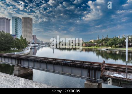 Tampa Florida Riverwalk CTX Railroad Bridge Downtown Long Exposure. Tampa Riverwalk at Sunrise, con il CTX Railroad Crossing Bridge in anticipo Foto Stock