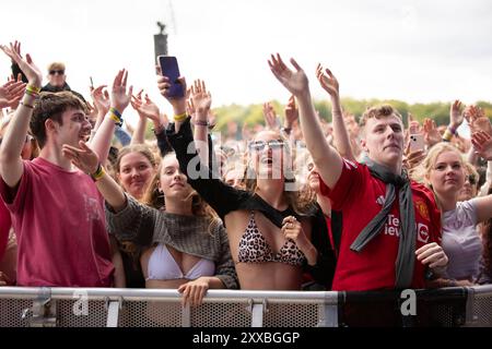 Leeds, Regno Unito. Venerdì 23 agosto 2024 la folla si gode Bru-C al Bramham Park © Jason Richardson / Alamy Live News Foto Stock