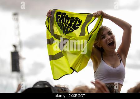 Leeds, Regno Unito. Venerdì 23 agosto 2024 la folla si gode Bru-C al Bramham Park © Jason Richardson / Alamy Live News Foto Stock