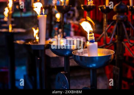 Molte candele stanno bruciando in un tempio, creando un'atmosfera spirituale Kyoto Foto Stock