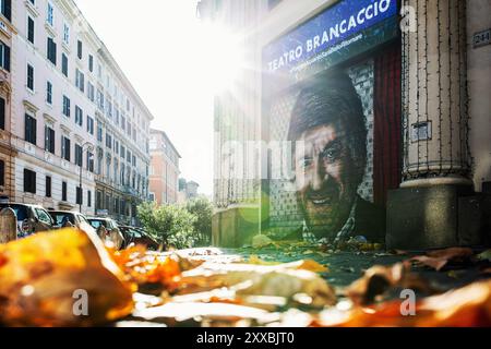 Roma, 21 novembre 2020: Murale di Gigi Proietti sull'otturatore del teatro Brancaccio in via Merulana Foto Stock