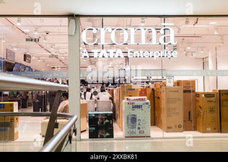 Howrah, Bengala Occidentale, India - 21 aprile 2024: Vista frontale esterna di uno showroom Croma di notte Foto Stock