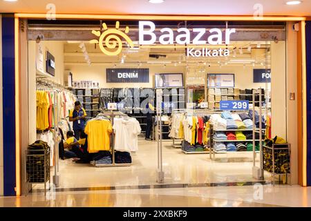 Howrah, Bengala Occidentale, India - 21 aprile 2024: Vista frontale esterna dello showroom di Baazar Kolkata di notte Foto Stock