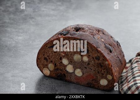 Pane dolce di segale con nocciole e frutta secca su un tavolo grigio Foto Stock