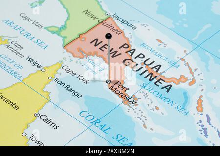 Avvicinati a una città di Port Moresby con un ago nero nella mappa politica del paese della Papua nuova Guinea Foto Stock