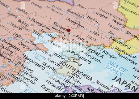 Avvicinati a una città di Pyongyang con un ago rosso nella mappa politica del paese della Corea del Nord Foto Stock