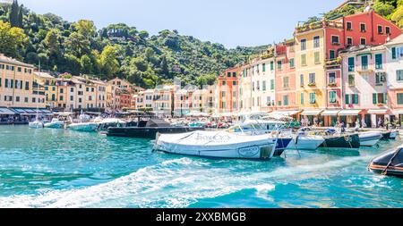 Portofino, Italia - 7 agosto 2023: Panorama panoramico con mare e yacht di lusso. La destionalizzazione dei viaggi in Italia Foto Stock