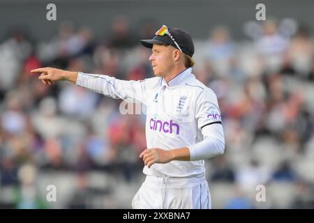 Manchester, Regno Unito. 23 agosto 2024. Ollie Pope of England istruisce durante l'England Men contro Sri Lanka 1st Rothesay test Match Day 3 a Old Trafford, Manchester, Regno Unito, 23 agosto 2024 (foto di Craig Thomas/News Images) a Manchester, Regno Unito il 23/8/2024. (Foto di Craig Thomas/News Images/Sipa USA) credito: SIPA USA/Alamy Live News Foto Stock