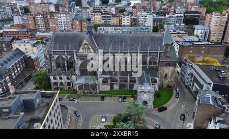 Riprese aeree con drone dell'Église Saint-Jacques di Liegi in Belgio, magnifica chiesa abbaziale gotica flamboyante con intricate volte a stone nervate Foto Stock