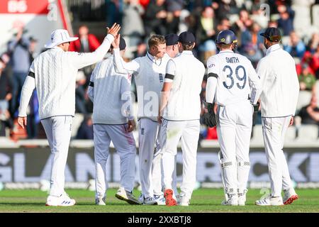Manchester, Regno Unito. 23 agosto 2024. #66, Joe Root dell'Inghilterra (centro a sinistra) festeggia con la squadra durante il Rothesay International test Match Series match tra Inghilterra e Sri Lanka a Emirates Old Trafford, Manchester, Inghilterra, il 23 agosto 2024. Foto di Stuart Leggett. Solo per uso editoriale, licenza richiesta per uso commerciale. Non utilizzare in scommesse, giochi o pubblicazioni di singoli club/campionato/giocatori. Crediti: UK Sports Pics Ltd/Alamy Live News Foto Stock