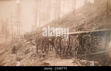 Una foto di soldati dopo aver ricevuto una razione di sigarette sulle colline sul fronte italiano verso la fine della prima guerra mondiale. La foto è stata scattata il 23 giugno 1918. Foto Stock