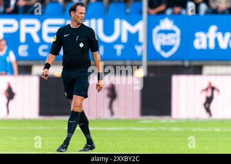 Den Bosch, Paesi Bassi. 23 agosto 2024. DEN BOSCH, PAESI BASSI - 23 AGOSTO: L'arbitro Bas Nijhuis gareggia nel MVV Maastricht durante l'FC Den Bosch dell'olandese Keuken Kampioen Divisie allo Stadion De Vliert il 23 agosto 2024 a Den Bosch, Paesi Bassi. (Foto di Joris Verwijst/Orange Pictures) credito: Orange Pics BV/Alamy Live News Foto Stock