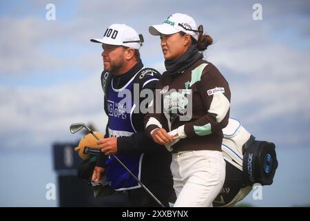 Fife, Regno Unito. 23 agosto 2024. 23 agosto 2024; Old Course at St Andrews, St Andrews, Fife, Scozia; AIG Womens Open Golf, Round 2; Minjee Lee dell'Australia sull'undicesima buca del Old Course, St Andrews Links durante il secondo round dell'AIG Women's Open Credit: Action Plus Sports Images/Alamy Live News Foto Stock