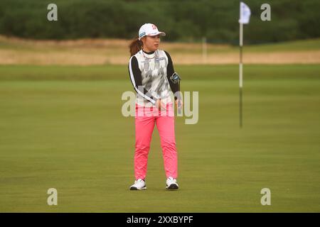 Fife, Regno Unito. 23 agosto 2024. 23 agosto 2024; Old Course at St Andrews, St Andrews, Fife, Scozia; AIG Womens Open Golf, Round 2; Ayaka Furue del Giappone sul decimo green del Old Course, St Andrews Links durante il secondo round dell'AIG Women's Open Credit: Action Plus Sports Images/Alamy Live News Foto Stock