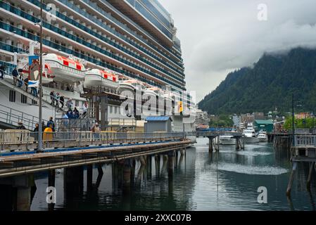 I passeggeri sbarcano dalla nave da crociera Discovery Princess per una visita di un giorno nella capitale dell'Alaska in un giorno nebbioso e coperto. Foto Stock