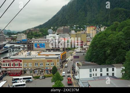 Il centro di Juneau, la capitale dell'Alaska, è visto da un tram in salita all'inizio della sua salita. Foto Stock