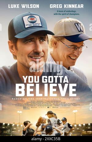 You Gotta Believe (2024) diretto da Ty Roberts e interpretato da Sarah Gadon, Molly Parker e Greg Kinnear. Una squadra di baseball della Little League di disadattati dedicano la loro stagione al padre morente di un giocatore. Così facendo, realizzano l'impossibile raggiungendo le finali delle World Series in una partita che è diventata un classico istantaneo di ESPN. US un foglio poster ***SOLO PER USO EDITORIALE***. Credito: BFA / Well Go USA Entertainment Foto Stock