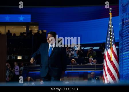 Chicago, Stati Uniti d'America. 20 agosto 2024. Il Governatore J.B. Pritzker (Democratico dell'Illinois) pronuncia le sue osservazioni alla Convention nazionale democratica del 2024 a Chicago, Illinois, USA, allo United Center martedì 20 agosto 2024. Crediti: Annabelle Gordon/CNP/Sipa USA crediti: SIPA USA/Alamy Live News Foto Stock