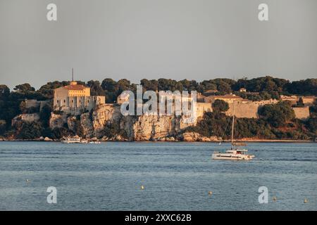Vista dell'isola di Sainte-Marguerite da Cannes, sulla Costa Azzurra Foto Stock
