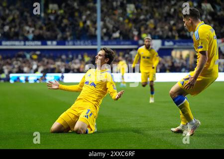 Brenden Aaronson del Leeds United festeggia dopo aver segnato il gol di apertura della partita durante lo Sky Bet Championship a Bramall Lane, Sheffield. Data foto: Venerdì 23 agosto 2024. Foto Stock