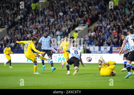 Brenden Aaronson del Leeds United segna il gol di apertura della partita durante lo Sky Bet Championship a Bramall Lane, Sheffield. Data foto: Venerdì 23 agosto 2024. Foto Stock