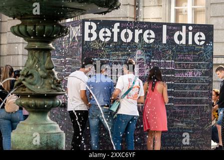 Persone che scrivono e leggono messaggi su una lavagna o una lavagna per il progetto pubblico di arte interattiva Before i Die a Sofia, Bulgaria, Balcani Foto Stock