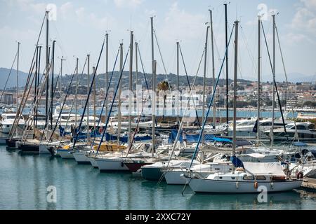 Barche e yacht nella baia di Cannes, sulla Costa Azzurra Foto Stock