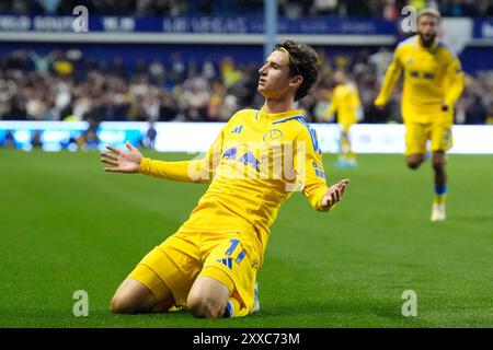 Brenden Aaronson del Leeds United festeggia dopo aver segnato il gol di apertura della partita durante lo Sky Bet Championship a Bramall Lane, Sheffield. Data foto: Venerdì 23 agosto 2024. Foto Stock