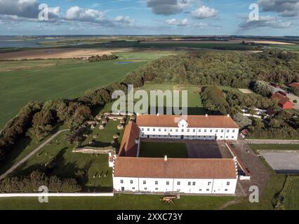 Vista aerea su Vitskøl Kloster, un ex monastero medievale ora Danhostel Hotel, vicino a Løgstør, Danimarca Foto Stock