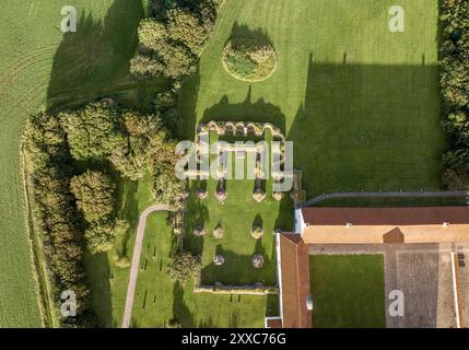 Vista aerea su Vitskøl Kloster, un ex monastero medievale ora Danhostel Hotel, vicino a Løgstør, Danimarca Foto Stock