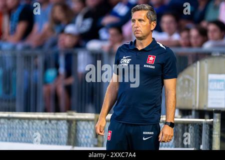 Den Bosch, Paesi Bassi. 23 agosto 2024. DEN BOSCH, PAESI BASSI - 23 AGOSTO: Allenatore Edwin Hermans dell'MVV Maastricht gareggia nell'MVV Maastricht durante l'FC Den Bosch dell'olandese Keuken Kampioen Divisie allo Stadion De Vliert il 23 agosto 2024 a Den Bosch, Paesi Bassi. (Foto di Joris Verwijst/Orange Pictures) credito: dpa/Alamy Live News Foto Stock