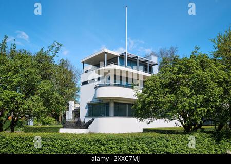 Rotterdam, Paesi Bassi - 10 aprile 2024: Museo Chabot nel Museum Park. Dedicato allo scultore olandese Henk Chabot. Nuova villa bianca in stile oggettivo Foto Stock