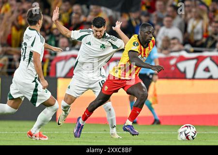 Dimitris Limnios (18) di Panathinaikos raffigurato in un duello con Deiver Machado (3) di RC Lens durante la partita di andata della Conference League nella stagione 2024-2025 tra Racing Club de Lens e Panathinaikos il 22 agosto 2024 a Lens, Francia. (Foto di David Catry / Sportpix ) Foto Stock