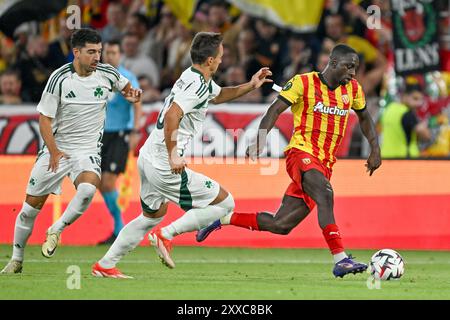 Dimitris Limnios (18) di Panathinaikos e Nemanja Maksimovic (20) di Panathinaikos ritratti in duello con Deiver Machado (3) di RC Lens durante la partita di andata nella stagione 2024-2025 tra Racing Club de Lens e Panathinaikos il 22 agosto 2024 a Lens, Francia. (Foto di David Catry / Sportpix ) Foto Stock