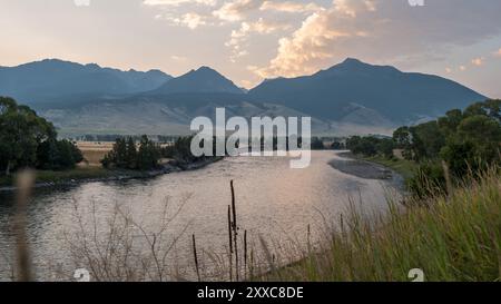 Il fiume Yellowstone nella valle Foto Stock