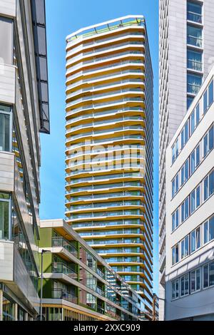 Rotterdam, Paesi Bassi - 10 aprile 2024: Torre residenziale Uptown nel quartiere Wijnhaveneiland Foto Stock