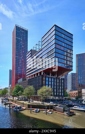 Rotterdam, Paesi Bassi - 10 aprile 2024: La torre e il blocco "galleggiante" del quartiere residenziale della Mela Rossa nell'area del canale di Wijnhaven Foto Stock