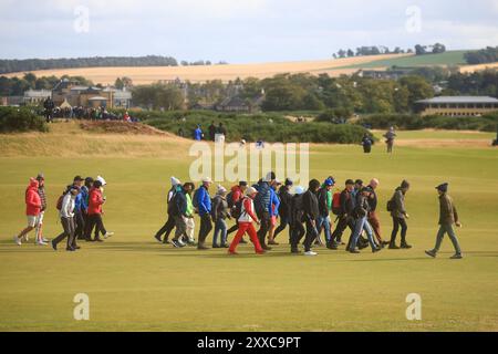 Fife, Regno Unito. 23 agosto 2024. 23 agosto 2024; Old Course at St Andrews, St Andrews, Fife, Scozia; AIG Womens Open Golf, Round 2; la folla attraversa il dodicesimo fairway del Old Course, St Andrews Links durante il secondo round dell'AIG Women's Open Credit: Action Plus Sports Images/Alamy Live News Foto Stock