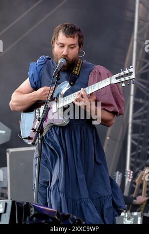 Southsea, Regno Unito. 23 agosto 2024. Il chitarrista Mark Bowen con la band punk rock inglese Idles che si esibisce dal vivo sul palco del Victorious Festival. Credito: SOPA Images Limited/Alamy Live News Foto Stock