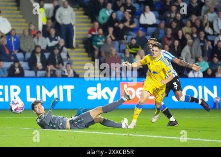 Daniel James del Leeds United segna il secondo gol della squadra durante la partita del campionato Sky Bet all'Hillsborough Stadium di Sheffield. Data foto: Venerdì 23 agosto 2024. Foto Stock