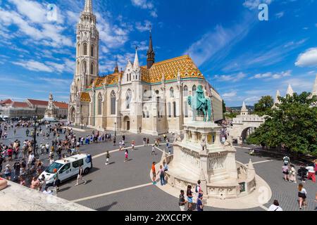 Chiesa di Mattia, XIV secolo, con statua di Santo Stefano, quartiere del Castello di Buda, Budapest, Ungheria Foto Stock