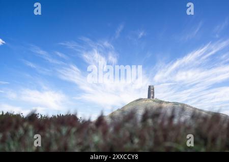 Primo piano di Glastonbury Tor sulla cima di una collina vista dai Somerset Levels, Ham Wall, Somerset, Regno Unito il 23 agosto 2024 Foto Stock