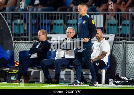 Den Bosch, Paesi Bassi. 23 agosto 2024. DEN BOSCH, PAESI BASSI - 23 AGOSTO: Quarto ufficiale Niels Boel in gara nel MVV Maastricht durante il FC Den Bosch dell'olandese Keuken Kampioen Divisie allo Stadion De Vliert il 23 agosto 2024 a Den Bosch, Paesi Bassi. (Foto di Joris Verwijst/Orange Pictures) credito: dpa/Alamy Live News Foto Stock