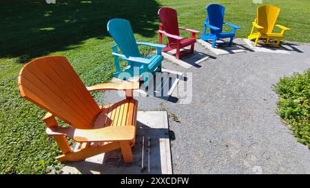 La vista prospettica delle sedie Adirondack nel parco pubblico è diminuita Foto Stock