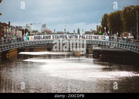 Dublino, North Dublin City, Irlanda. 23 agosto 2024. 23 AGOSTO 2024. Uno striscione con la scritta "Irish stands with Palestine" è esposto sopra il Ha'penny Bridge di Dublino. L'azione, organizzata dalla campagna di solidarietà Irlanda-Palestina (IPSC), ha protestato contro quello che hanno descritto come il genocidio israeliano in corso a Gaza contro il popolo palestinese. (Credit Image: © Eman Mohammed/ZUMA Press Wire) SOLO PER USO EDITORIALE! Non per USO commerciale! Foto Stock