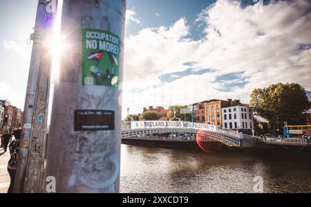 Dublino, North Dublin City, Irlanda. 23 agosto 2024. 23 AGOSTO 2024. Uno striscione con la scritta "Irish stands with Palestine" è esposto sopra il Ha'penny Bridge di Dublino. L'azione, organizzata dalla campagna di solidarietà Irlanda-Palestina (IPSC), ha protestato contro quello che hanno descritto come il genocidio israeliano in corso a Gaza contro il popolo palestinese. (Credit Image: © Eman Mohammed/ZUMA Press Wire) SOLO PER USO EDITORIALE! Non per USO commerciale! Foto Stock