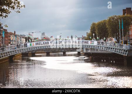 Dublino, North Dublin City, Irlanda. 23 agosto 2024. 23 AGOSTO 2024. Uno striscione con la scritta "Irish stands with Palestine" è esposto sopra il Ha'penny Bridge di Dublino. L'azione, organizzata dalla campagna di solidarietà Irlanda-Palestina (IPSC), ha protestato contro quello che hanno descritto come il genocidio israeliano in corso a Gaza contro il popolo palestinese. (Credit Image: © Eman Mohammed/ZUMA Press Wire) SOLO PER USO EDITORIALE! Non per USO commerciale! Foto Stock